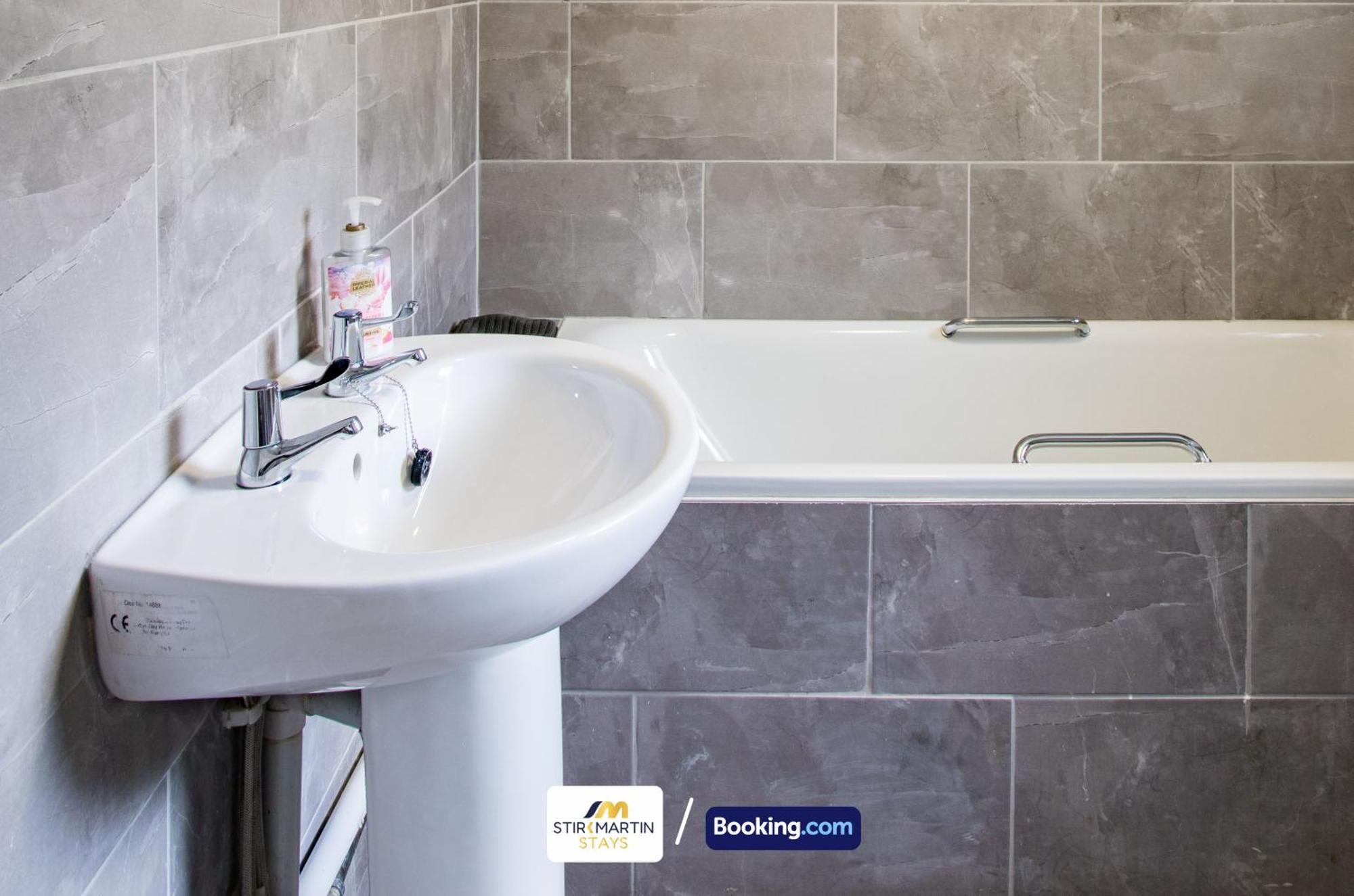 2 Bed Apartment By Stirkmartin Stays Short Lets & Serviced Accommodation Cardiff With Free Parking & 7Mins To City Centre Buitenkant foto